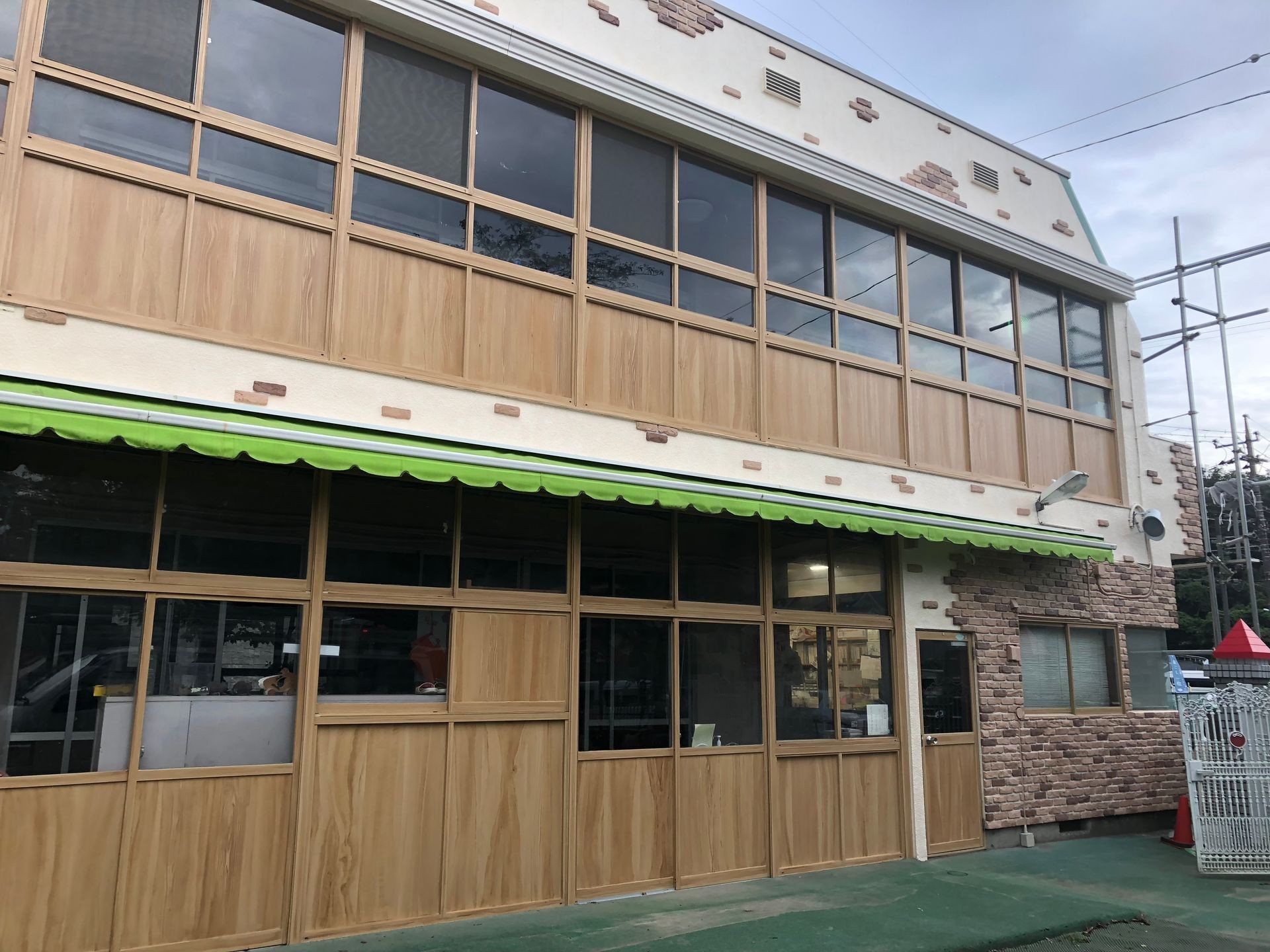幼稚園サッシ木目塗装