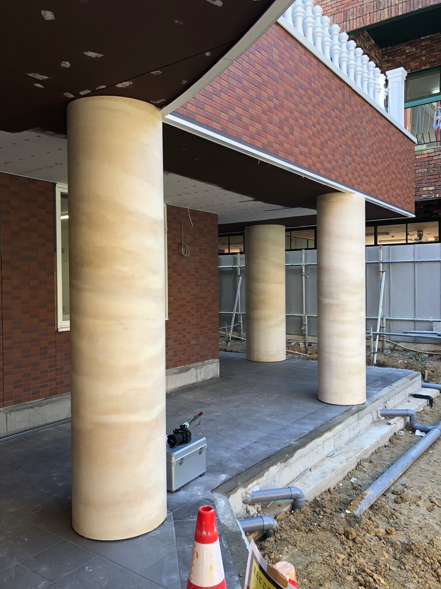 幼稚園 柱 特殊塗装